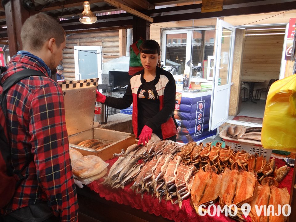 Comprando pescado ahumado en el Lago Baikal
