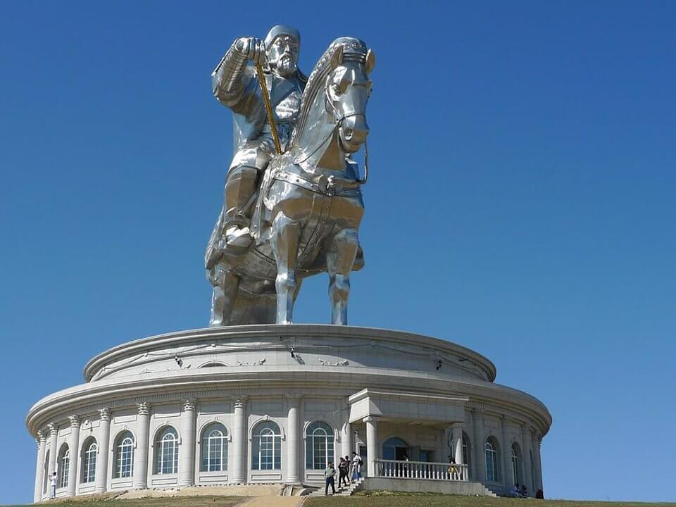 Estatua de Genghis Khan para ver en Ulán Bator