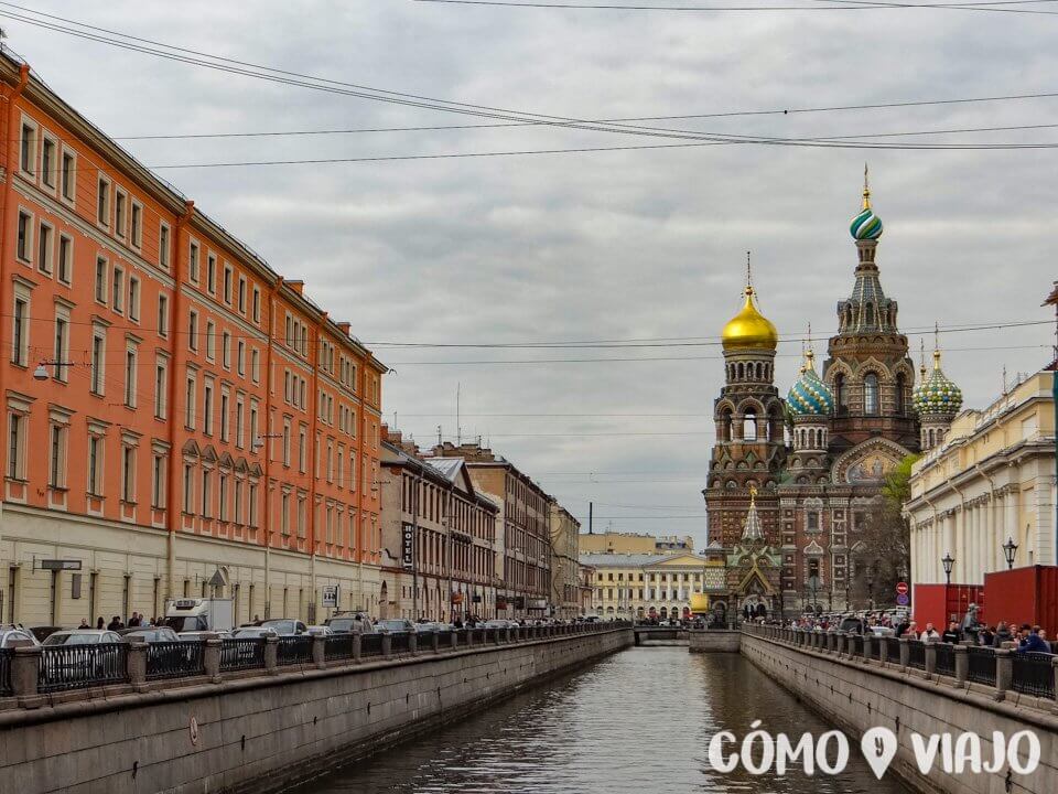 Vista de la Iglesia sobre la Sangre Derramada desde la Avenida Nevsky, San Petersburgo