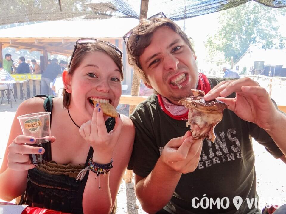 Comiendo en Fiesta Costumbrista de Chiloé