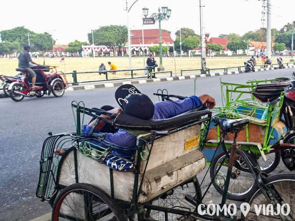 viajar en tuk tuk en Indonesia